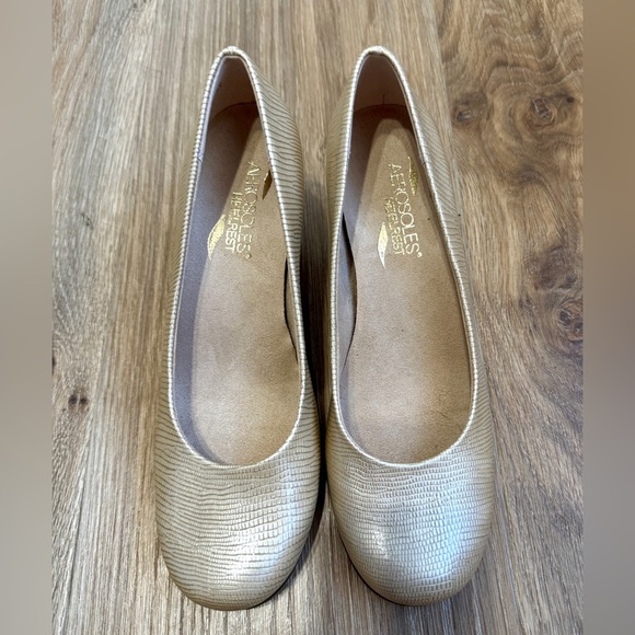 AEROSOLES Shoes - Aerosoles Nice Play Gold Textured Pumps Size 6.5M NWOB
